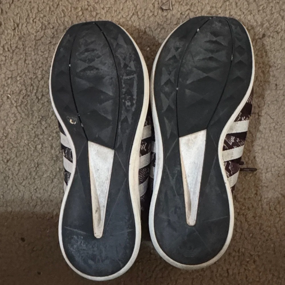 adidas Black and White Snake-Pattern Running Shoes - Picture 4 of 6